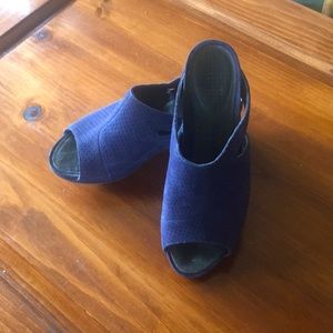 Tsubo Navy Suede Slip On Sandal Size 7